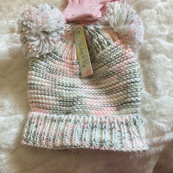 Hat and gloves - Picture 2 of 3